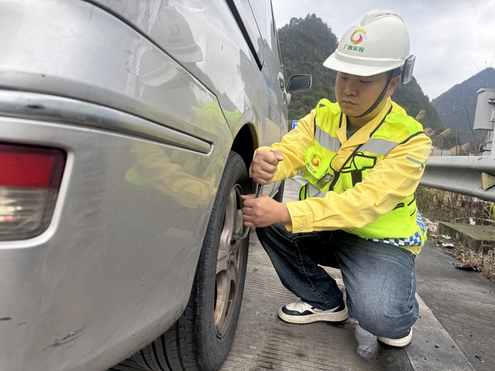 唐秀亮帮助司乘更换轮胎.jpg