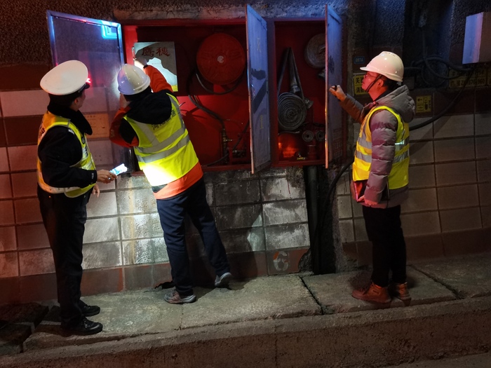 六河路“警路企”党员带头对隧道内的消防设施进行拉网式排查.JPG