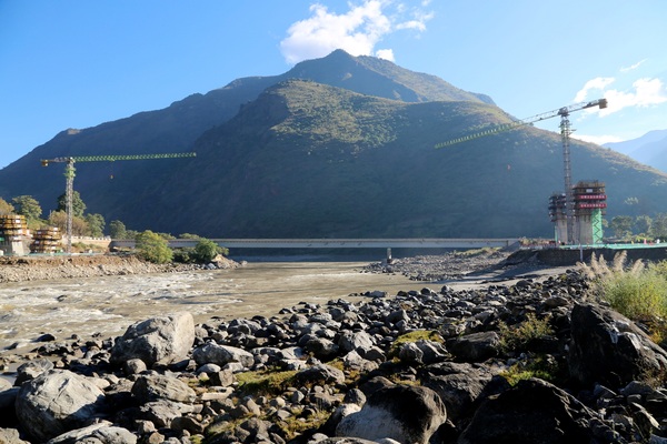 脱贫攻坚路 我们一起走 (2)——勐古大桥.jpg