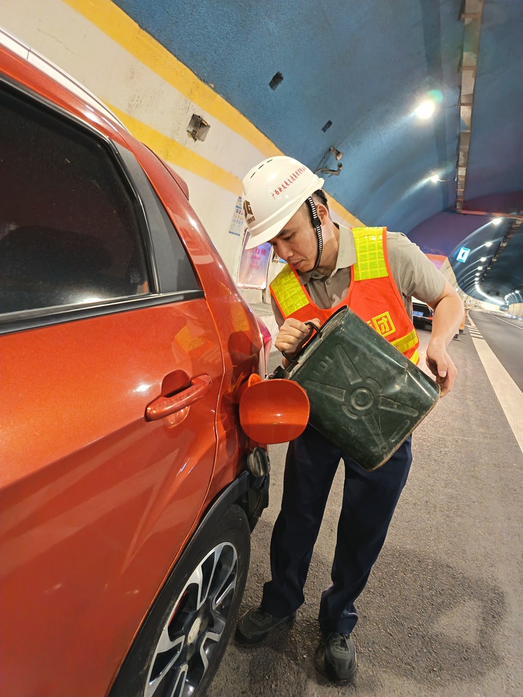 隧道内车辆缺油 路巡员深夜守护两小时.jpg