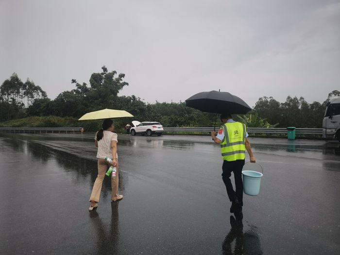 半挂车滞留广场 收费员送水送餐暖人心.jpg