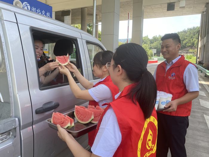 炎炎夏日送清凉 丝丝关爱沁人心