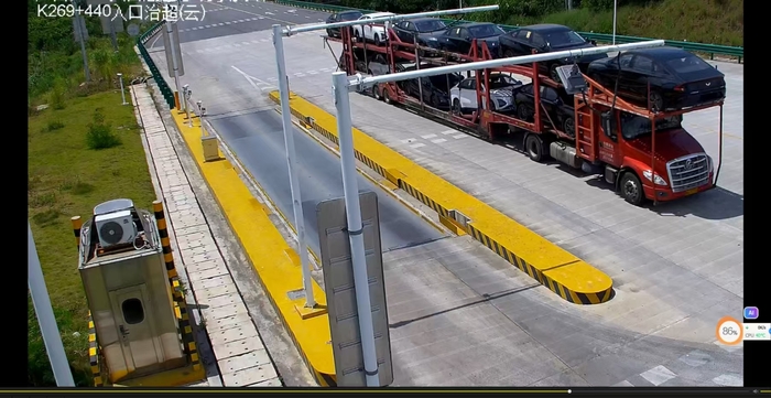 超限车辆驶离收费站.jpg