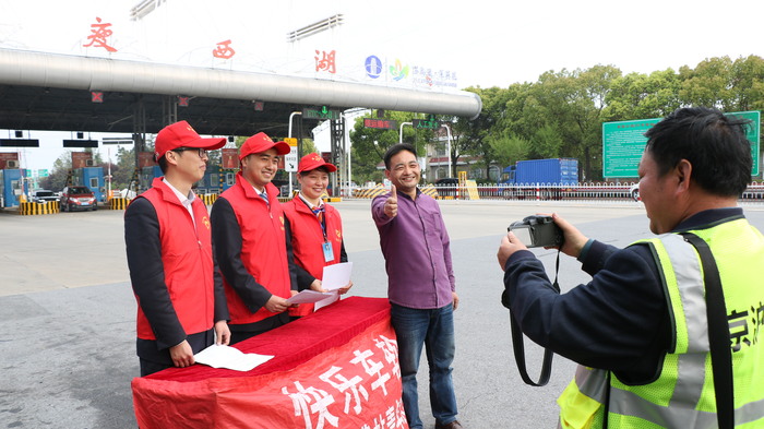 服务环境-志愿者服务深受司乘赞许受到扬州日报拍摄采访.JPG