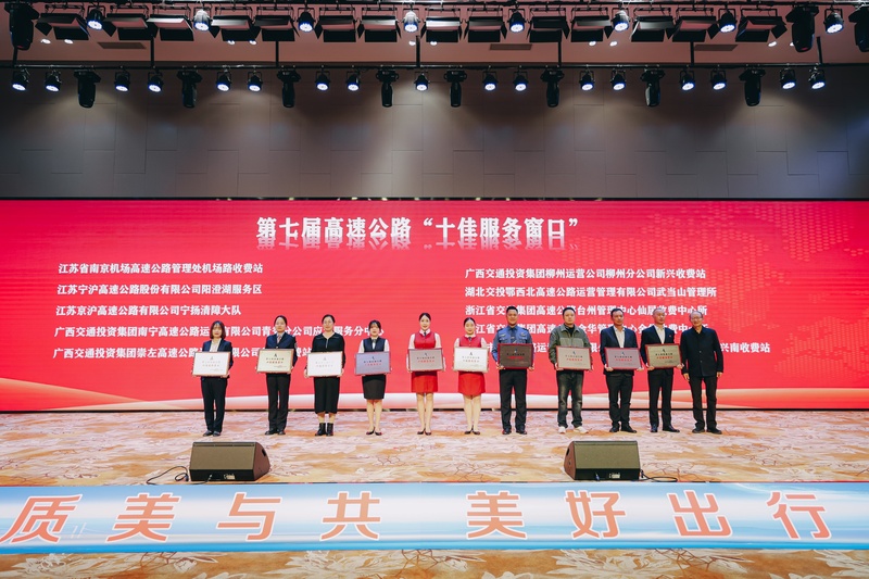 颁奖李.jpg