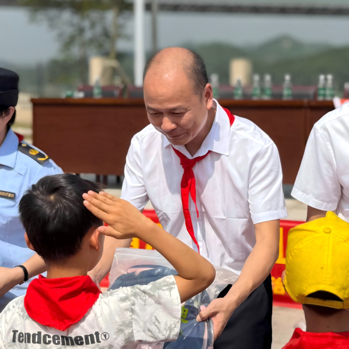 图三：工作人员向学生赠送文具用品.jpg
